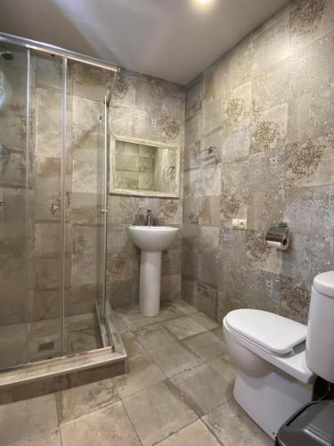 une salle de bain avec une douche, des toilettes et un lavabo dans l'établissement House 8 in the Old Tbilisi, à Tbilissi