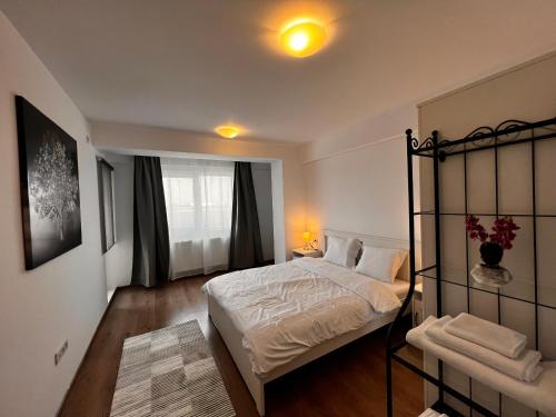 Кровать или кровати в номере Libertatii Gardens Residences