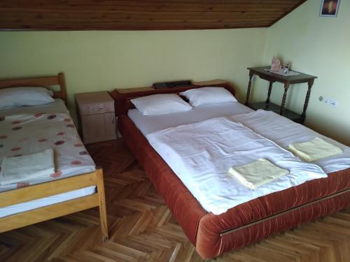 Un dormitorio con dos camas individuales en una habitación. en 2 szemelyes studiò, en Kanjiža