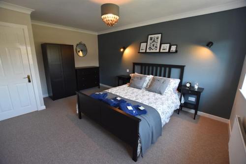 Un dormitorio con una cama con una manta azul. en The Nutshell, a Luxury mews property! en Southport
