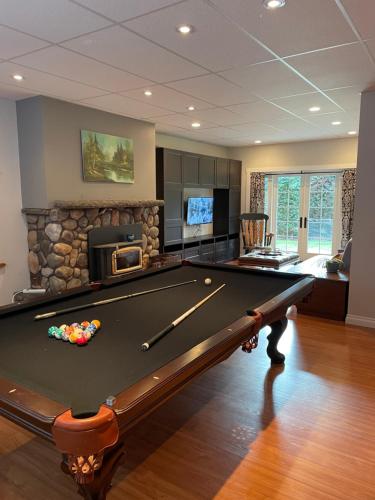 ⋆ 7 person Hot Tub and Fire Pit, Shawnigan Lake ⋆