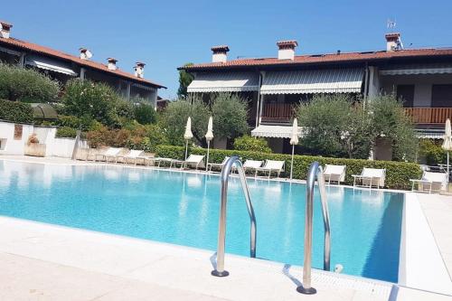 una piscina di fronte a un edificio di Morgan's oasis a San Felice del Benaco