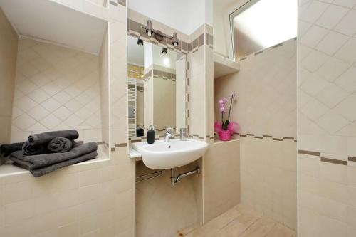 Um banheiro em Vatican Flat Spacious Cozy with Court