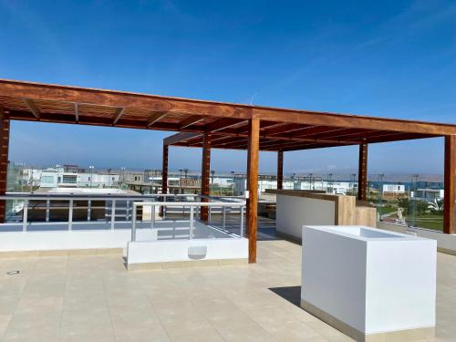 un pavillon sur le toit d'un bâtiment dans l'établissement Solymar Beach House - Paracas, à Paracas