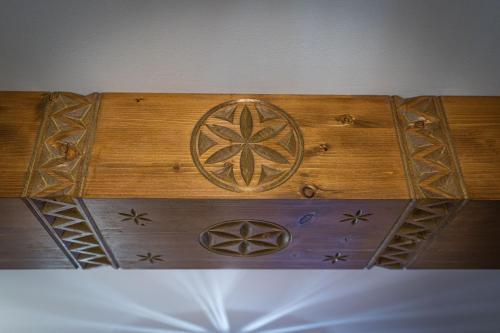 a wooden box with designs on the top of a table at Domki Bukowianka in Murzasichle