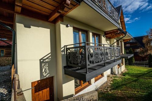 a balcony on the side of a house at Domki Bukowianka in Murzasichle