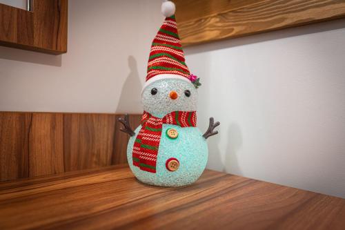 a snowman with a hat on a wall at Domki Bukowianka in Murzasichle