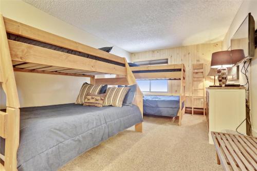 um quarto com 2 beliches num camarote em Skiwatch 102 em Breckenridge