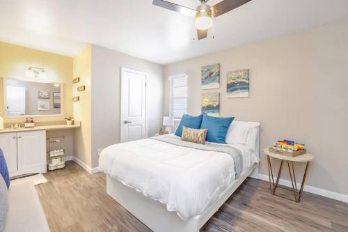 een slaapkamer met een wit bed met blauwe kussens bij Cozy Suite w Pool and Free Parking At Phoenix in Phoenix