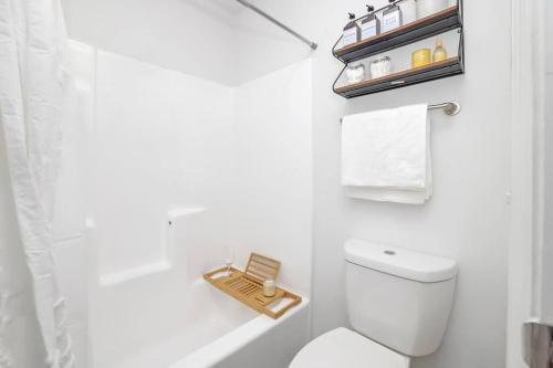 een witte badkamer met een toilet en een douche bij Cozy Suite w Pool and Free Parking At Phoenix in Phoenix