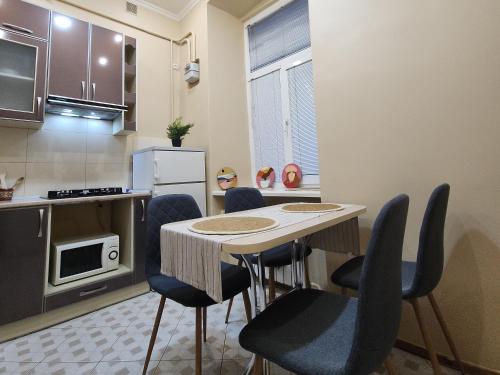 een keuken met een tafel en stoelen in een kamer bij В центрі м.Чернівці 2 кімнатна затишна квартира. in Tsjernivsi