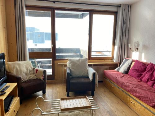un salon avec un canapé et deux chaises dans l'établissement Cosy F2 Val Claret 6 couchages avec jolie vue sud ouest, à Tignes