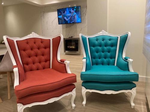 two chairs sitting next to each other in a room at APARTAMENTO CALMA in Logroño