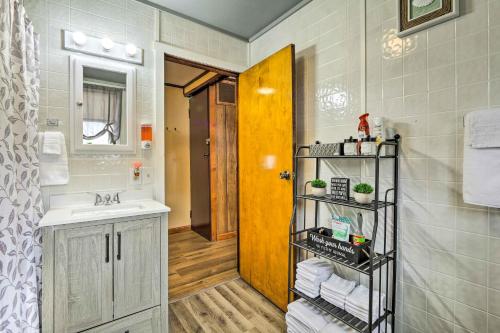 ein Bad mit einem Waschbecken, einem Spiegel und einer Dusche in der Unterkunft Hilltop Home with Grill, In Wayne Natl Forest in Logan