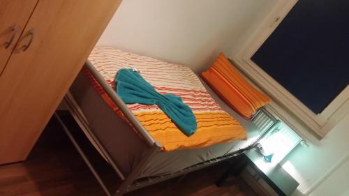 a small bed in a small room with towels on it at Stellas Monteurs u. Ferienwohnung in Mülsen