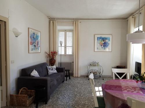 una sala de estar con un sofá y una mesa en Camelia Casa Vacanze, en Palazzo Canavese
