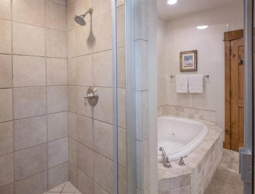 1-Arrowhead 45 River Dance Way 5 bed – Photos 2