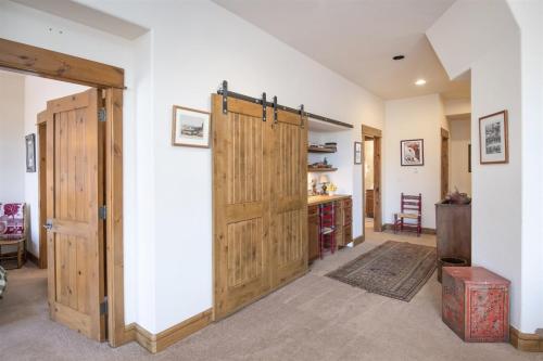 1-Arrowhead 45 River Dance Way 5 bed – Photos 4