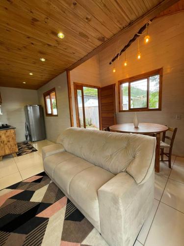 sala de estar con sofá y mesa en Casa Em Ponta Das Canas, en Florianópolis