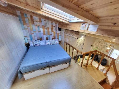 una camera con letto blu di Apartamento Santa Agueda a Burgos