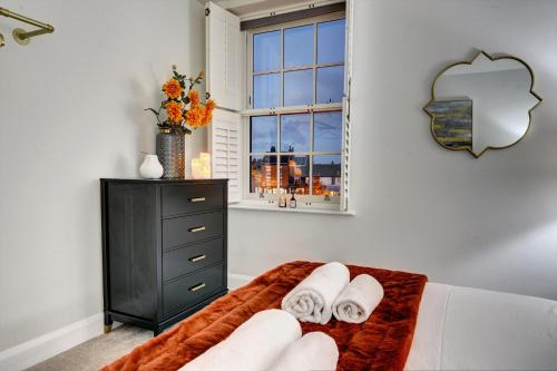 Habitación blanca con cama y ventana en The Penthouse - Allocated Parking with City Views en Ripon