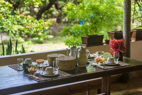 圣阿马鲁Ciamat Camp的茶几,茶几上方