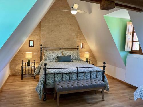 una camera con letto e ventilatore a soffitto di Charming 19th Century Farmhouse with Pool a Vitrac