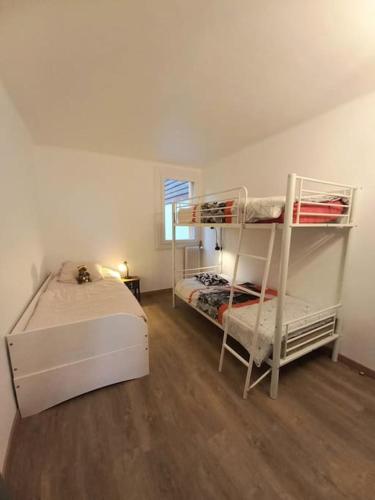 une chambre avec deux lits superposés dans une pièce dans l'établissement Le balcon cerdan, à Font-Romeu-Odeillo-Via