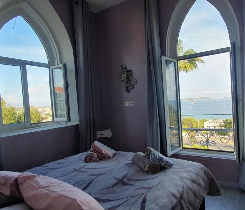 - une chambre avec deux grandes fenêtres et un lit dans l'établissement Best seaview Penthouse+77m2 privat roof terrace near beach and Cannes, à Vallauris