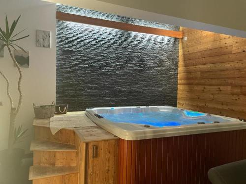 a large tub in a bathroom with a window at Appartement spacieux près des pistes in Le Monêtier-les-Bains