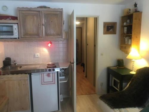 une cuisine avec un évier et une cuisinière four supérieur dans l'établissement Studio centre Châtel avec coin montagne, à Châtel