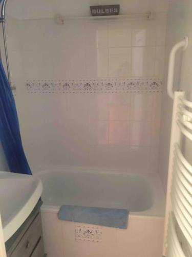 une salle de bain avec une baignoire blanche et des toilettes dans l'établissement Studio centre Châtel avec coin montagne, à Châtel