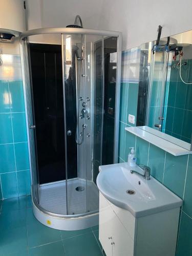 y baño con ducha y lavabo blanco. en Apartament istoric ultracentral - 70 mp - with Parking, en Sibiu