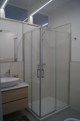 een badkamer met een glazen douche en een wastafel bij Il Parco Casa Vacanze in Lecce