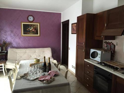 a kitchen with a table with bottles and glasses on it at B&B Ciritorno in Vittoria