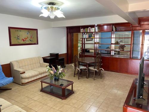 sala de estar con sofá y mesa en Ampla Casa em condomínio, en Foz do Iguaçu
