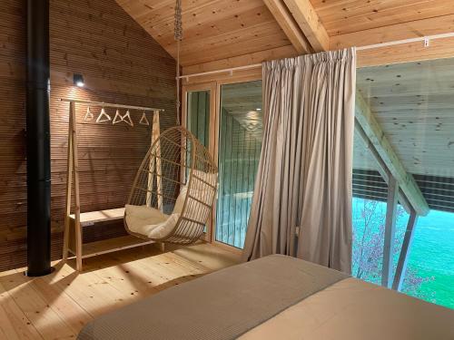 ein Schlafzimmer mit einer Hängematte in einem Zimmer mit einem Fenster in der Unterkunft Olladas de Barbeitos in A Fonsagrada