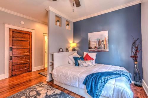 Un dormitorio con una cama grande con paredes azules. en Splendid Colonial in Midtown with Parking, en Memphis