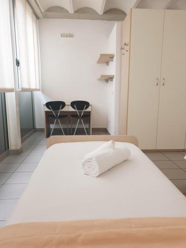 Un dormitorio con una cama con una toalla. en Apparthotel CASA IDEALE LECCO en Lecco