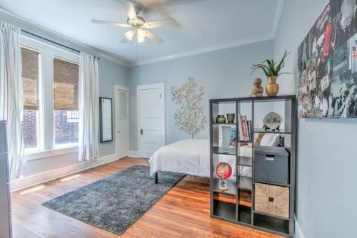 una camera da letto con un letto e un ventilatore a soffitto di Unwind and Relax in a Historic Midtown Property a Memphis
