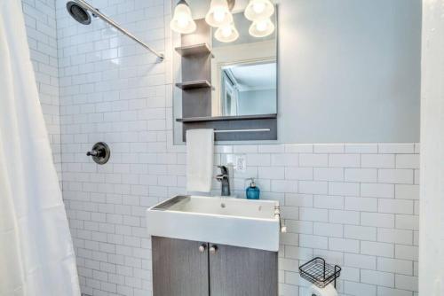 un bagno con lavandino e specchio di Unwind and Relax in a Historic Midtown Property a Memphis