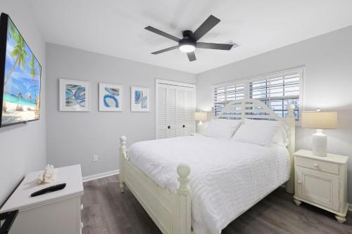 En eller flere senge i et værelse på W exposure waterfront home with pool/kayaks with lift