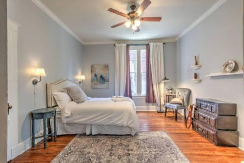 Un dormitorio con una cama y un ventilador de techo. en Elegant Colonial with Lovely Details and Character, en Memphis