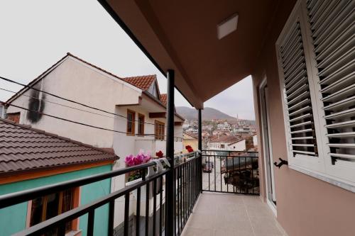 ein Balkon mit Blick auf die Stadt in der Unterkunft Old Town Inn in Pogradec