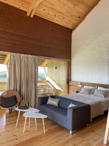 una camera da letto con un divano blu di Olladas de Barbeitos a Fonsagrada