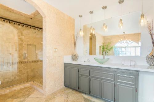 Bilik mandi di Villa Inn- Adult Only- Temecula Wine Country