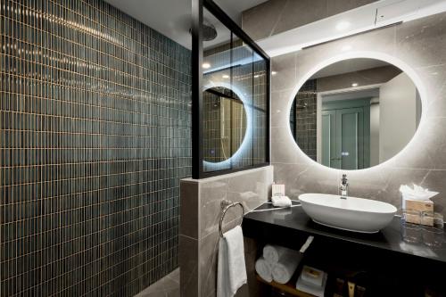 een badkamer met een wastafel en een spiegel bij Millennium Hotel Queenstown in Queenstown