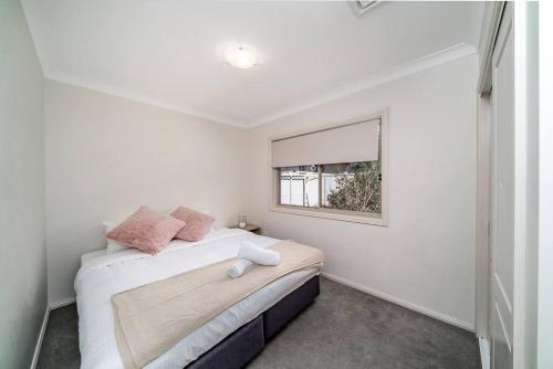 Katil atau katil-katil dalam bilik di Light & Bright Homely Villa