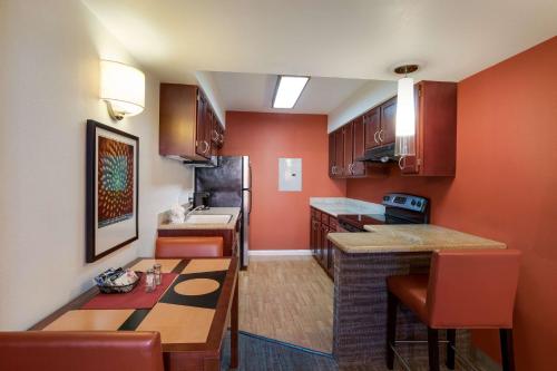 Η κουζίνα ή μικρή κουζίνα στο SenS Suites Livermore; SureStay Collection by Best Western