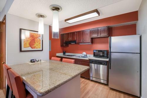 Η κουζίνα ή μικρή κουζίνα στο SenS Suites Livermore; SureStay Collection by Best Western